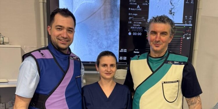 Medicii Alexandra Husar, Dimitrie Siriopol și Gabriel Mircea, de la Spitalul Clinic Județean Suceava, intervenție în premieră regională. Pacientul aflat în program cronic de hemodializă a fost trimis de la Piatra Neamț și va fi transferat în siguranță