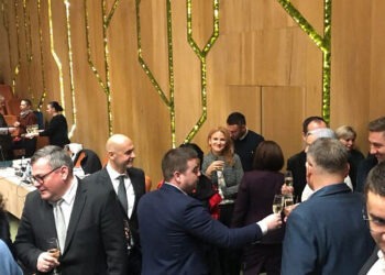 Consilierii județeni au ciocnit un pahar de șampanie la finalul ultimei ședințe din acest an