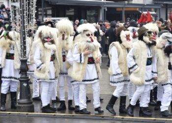 Traseul paradei obiceiurilor populare, scurtat foarte tare, pentru a nu bloca mai multe artere de circulație. Unii dintre spectatori au fost nemulțumiți de această decizie, pentru că nu au putut vedea parada foarte bine (Foto)