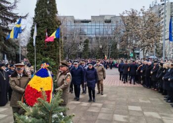 Coroane de flori, la monumentul ”Bucovina înaripată” din centrul Sucevei (Foto)