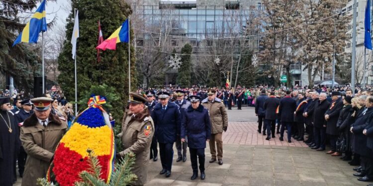 Coroane de flori, la monumentul ”Bucovina înaripată” din centrul Sucevei (Foto)