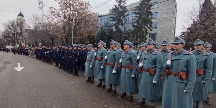 Coroane de flori, la monumentul ”Bucovina înaripată” din centrul Sucevei (Foto)