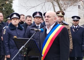 Coroane de flori, la monumentul ”Bucovina înaripată” din centrul Sucevei (Foto)
