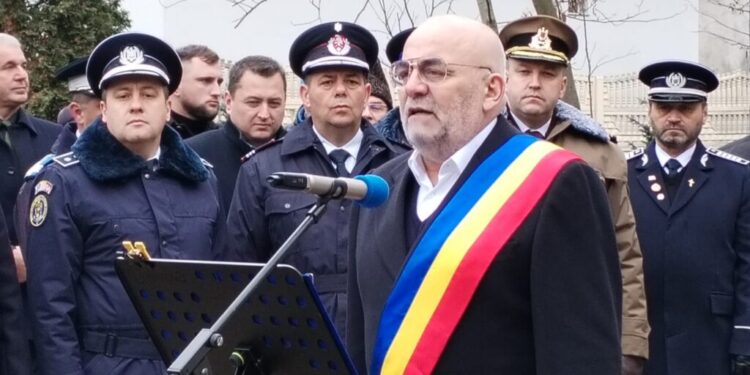 Coroane de flori, la monumentul ”Bucovina înaripată” din centrul Sucevei (Foto)