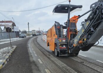 Asfalt frezat într-o curbă periculoasă, unde au loc periodic accidente – intersecția cu drumul spre Țibeni