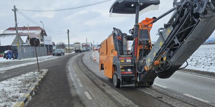 Asfalt frezat într-o curbă periculoasă, unde au loc periodic accidente – intersecția cu drumul spre Țibeni