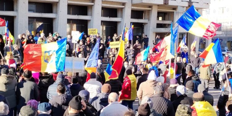 ”Jos Guvernul!”, ”Jos cu hoții!” și ”Libertate!” s-a strigat la mitingul AUR din centrul Sucevei (Foto)