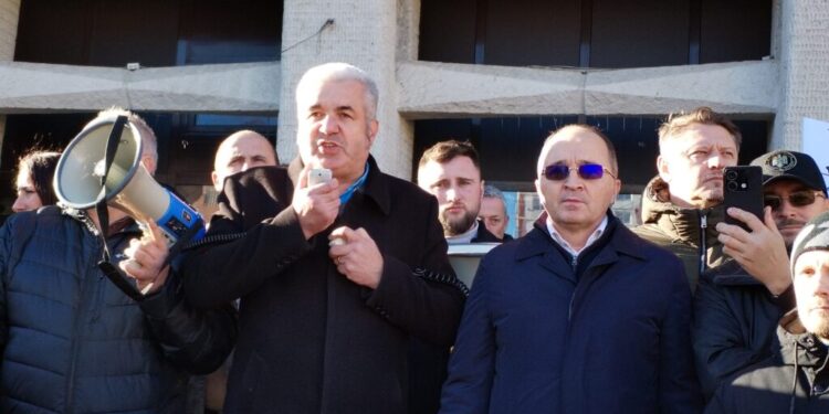 ”Jos Guvernul!”, ”Jos cu hoții!” și ”Libertate!” s-a strigat la mitingul AUR din centrul Sucevei (Foto)