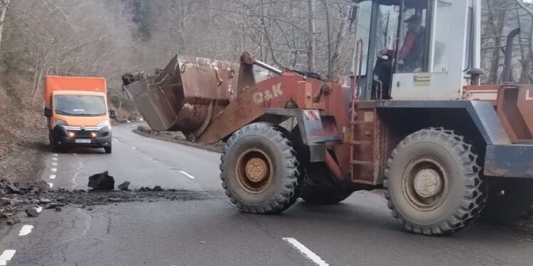 Căderi de piatră pe carosabil, pe drumul național 17B, la Crucea