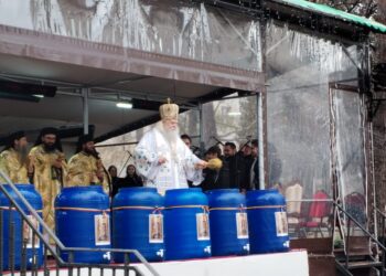 10.000 de recipiente de jumătate de litru cu agheasmă, pentru credincioșii prezenți la slujba de Bobotează din curtea Mănăstirii Sfîntul Ioan cel Nou de la Suceava