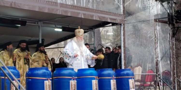 10.000 de recipiente de jumătate de litru cu agheasmă, pentru credincioșii prezenți la slujba de Bobotează din curtea Mănăstirii Sfîntul Ioan cel Nou de la Suceava