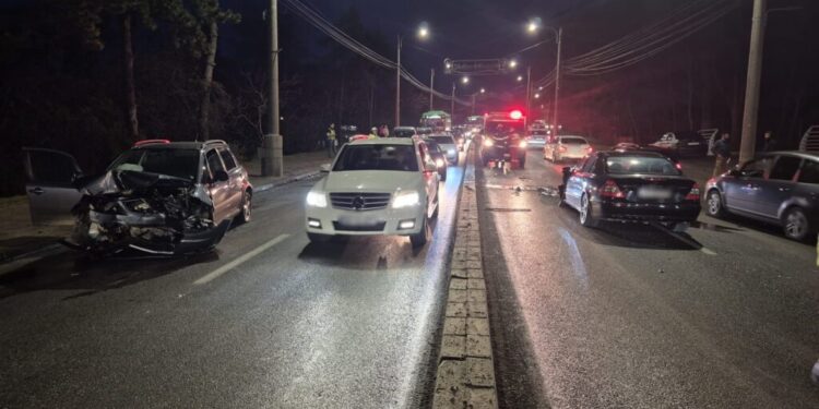 Ciocnire violentă între două mașini, între Centru și Colegiul Tehnic ”Petru Mușat”