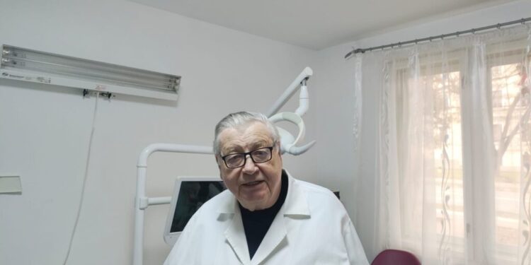 La aproape 82 de ani, medicul stomatolog Ioan Costea are și cîte 16 pacienți pe zi: Cred că am familii cu patru generații care mă vizitează