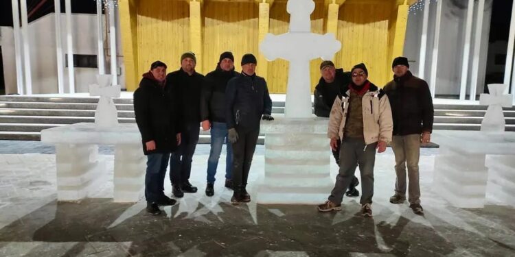 Trei cruci de gheață, amplasate la Amfiteatrul din Marginea pentru a fi sfințite pe 6 ianuarie