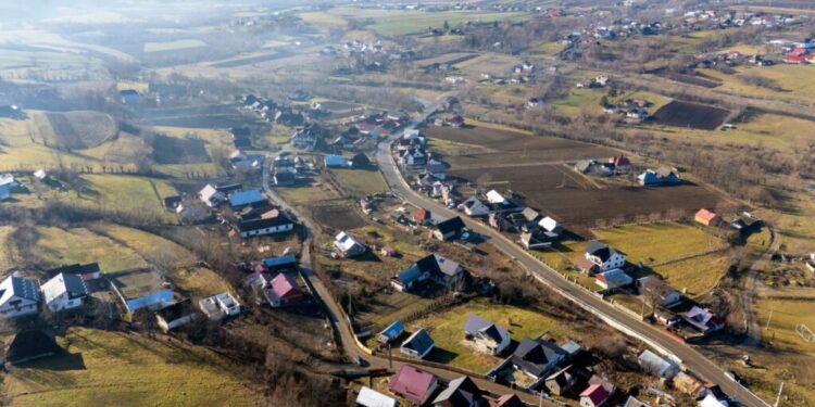 Drumul județean Humoreni – Bălăceana, asfaltat. În cadrul proiectului a fost construit un pod nou, în lungime de 12 metri, și a fost reabilitat un pod existent peste rîul Soloneț (Foto)
