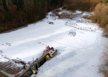 Discuții, la fața locului, despre demararea lucrărilor de decolmatare a lacului de acumulare de la Solca. În Solca nu este apă potabilă și menajeră. Lucrările vor dura 8 luni (Foto)