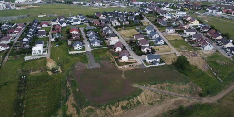 Fostul viceprimar Lucian Harșovschi, acuzat că a direcționat ”mii de camioane” de pămînt excavat pe raza municipiului Suceava către Moara, acolo unde locuiesc părinții săi. Viceprimarul Dan Ioan Cușnir:  Au rezultat 5 parcele de teren plat avînd suprafața totală de 5.007 mp