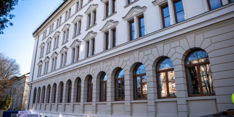 Lucrările de reabilitare și consolidare a Palatului Administrativ Suceava, realizate în proporție de 75%. Gheorghe Șoldan: Pînă în toamna acestui an, principalele lucrări vor fi finalizate (Foto)