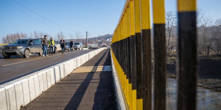 Drumul județean Humoreni – Bălăceana, asfaltat. În cadrul proiectului a fost construit un pod nou, în lungime de 12 metri, și a fost reabilitat un pod existent peste rîul Soloneț (Foto)