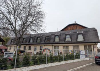Comunicat de presă: Compania EGGER continuă susținerea educației în județul Suceava (foto)