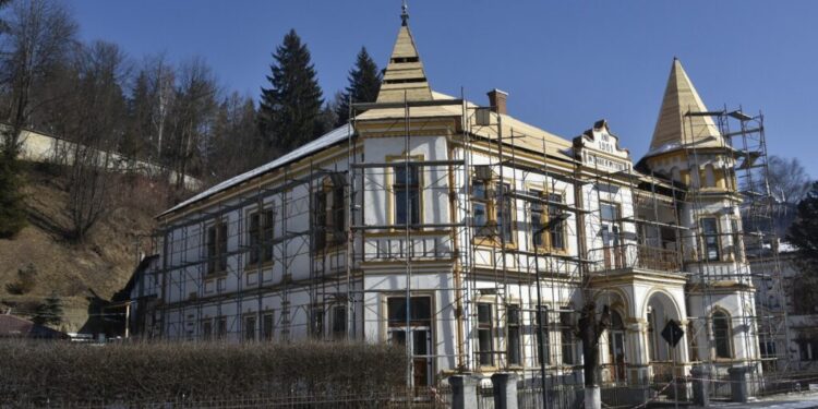 Biblioteca din Vatra Dornei, veche de 124 de ani, este reabilitată printr-un proiect în valoare de 2 milioane de lei. Acolo ar putea funcționa și Organizația de Management al Destinației ”Țara Dornelor”