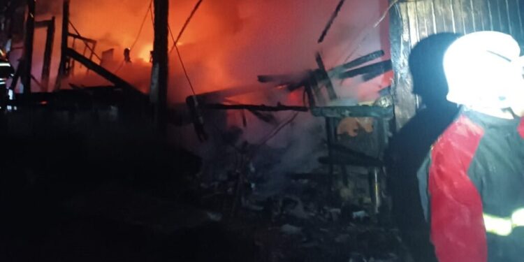 Pompierii, cu 11 autospeciale, la un incendiu, la Cajvana, la -15 grade Celsius