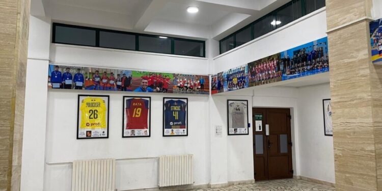 La intrarea în Sala ”Dumitru Bernicu” de la LPS Suceava au fost expuse tricouri de campioni, în semn de ”recunoștință pentru ceea ce au făcut unii din elevi, foștii noștri elevi”. Ciprian Anton: Vom continua cu toate trofeele noastre (Foto)