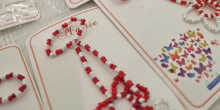 Mărțișoare confecționate de Asociația Preoteselor Sucevene „Sfînta Elisabeta” și vîndute, pentru a sprijini un băiat care a suferit o operație