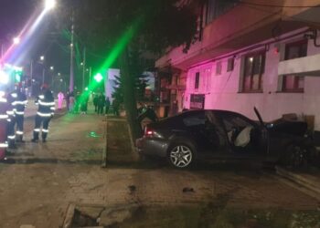 O mașină a lovit un bloc de pe strada Ana Ipătescu din Suceava