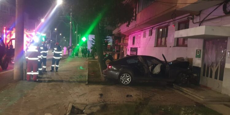 O mașină a lovit un bloc de pe strada Ana Ipătescu din Suceava