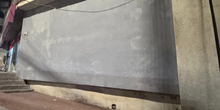 Polițiștii suceveni i-au depistat pe cei care au scris mesaje antisemite pe pereți din centrul Sucevei. Sînt doi frați care spun că au făcut conexiuni cu jocuri video și că nu sînt antisemiți