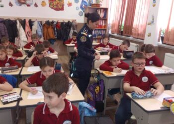 90 de clase de-a I-a de la 52 de unități de învățămînt sucevene, în programul ”Școala Siguranței Tedi”, derulat de Poliție și Inspectoratul Școlar