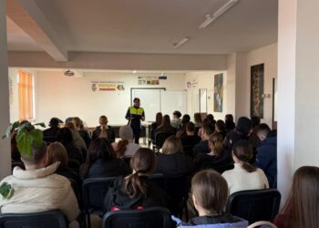 Polițiști față în față cu aproximativ 1.700 de elevi suceveni cărora le-au vorbit despre pericolele care-i pîndesc pe internet