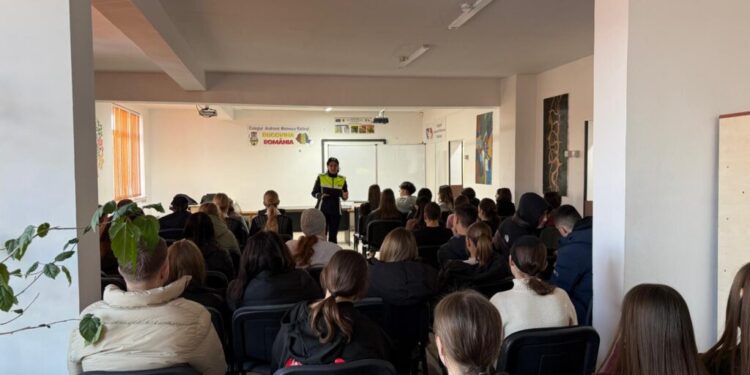 Polițiști față în față cu aproximativ 1.700 de elevi suceveni cărora le-au vorbit despre pericolele care-i pîndesc pe internet