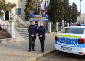 Anca și Alexandru, doi polițiști de la Secția Gălănești, lăudați pentru că au salvat dintr-un incendiu un bărbat infirm în vîrstă de 71 de ani