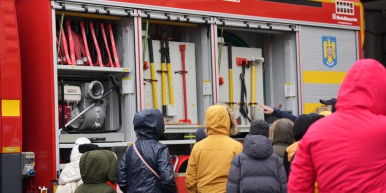 Sucevenii, invitați să viziteze unitățile de pompieri din județ, pentru a vedea autospecialele și echipamentele de intervenție folosite în misiunile de salvare