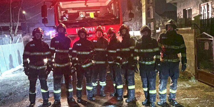 Intervenție a pompierilor suceveni la -10 grade Celsius. După ce au stins incendiul, pompierii aveau echipamentul înghețat bocnă