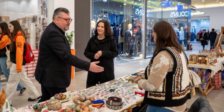 Invitație la Tîrgul Mărțișorului de la Iulius Mall Suceava: ”La fiecare stand descoperi, pe lîngă minunatele creații ale acestor oameni, și mărțișoare unicat, inspirate din îndeletnicirile lor tradiționale”