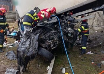 Autoturism zdrobit după impactul cu un autotren, la Poiana Stampei. Șoferul nu a avut nici o șansă de supraviețuire