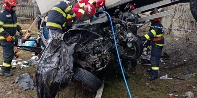 Autoturism zdrobit după impactul cu un autotren, la Poiana Stampei. Șoferul nu a avut nici o șansă de supraviețuire