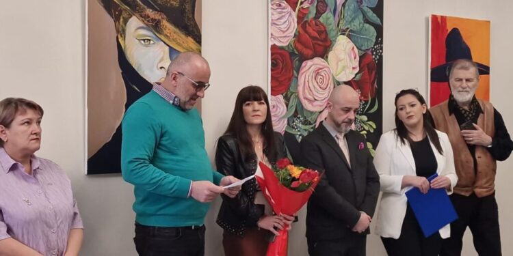 Pictorița suceveană Marina Pișta a expus la Galeria ”Casa Zamfirescu” de la Botoșani. Maestrul PIM: Pe lîngă portrete au mai fost și artă abstractă, și artă decorativă în care și florile și-au avut rostul lor, pentru că toate erau închinate Zilei Mondiale a Femeii