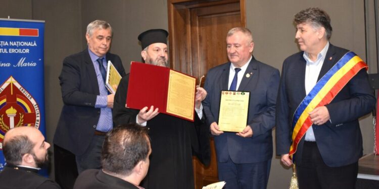 Gheorghe Fron a primit două distincții cu ocazia împlinirii a 107 ani de la Unirea Basarabiei cu România, în cadrul unui eveniment găzduit de Primăria Roman. Domnul Fron este născut în localitatea nemțeană Boghicea și a făcut liceul la Roman (Foto)