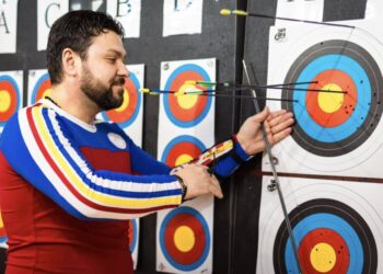 Municipiul Rădăuți, gazda Campionatul Național Indoor de Tir cu Arcul. Primarul Bogdan Loghin a practicat acest sport în tinerețe, fiind și membru al lotului național (Foto)