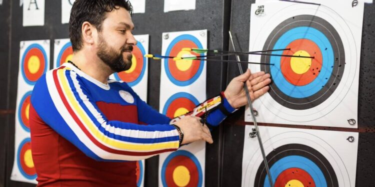 Municipiul Rădăuți, gazda Campionatul Național Indoor de Tir cu Arcul. Primarul Bogdan Loghin a practicat acest sport în tinerețe, fiind și membru al lotului național (Foto)