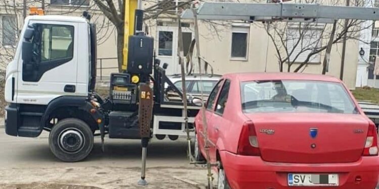 Poliția Locală Suceava continuă să ridice mașinile abandonate. Sucevenii, invitați să sesizeze Primăria în cazul în care observă astfel de mașini
