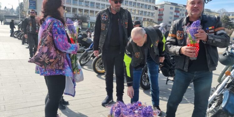 Aproximativ 100 de motocicliști de la Thracvm RC Suceava au împărțit flori doamnelor și domnișoarelor pe platoul din fața Casei Culturii Suceava