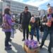 Aproximativ 100 de motocicliști de la Thracvm RC Suceava au împărțit flori doamnelor și domnișoarelor pe platoul din fața Casei Culturii Suceava