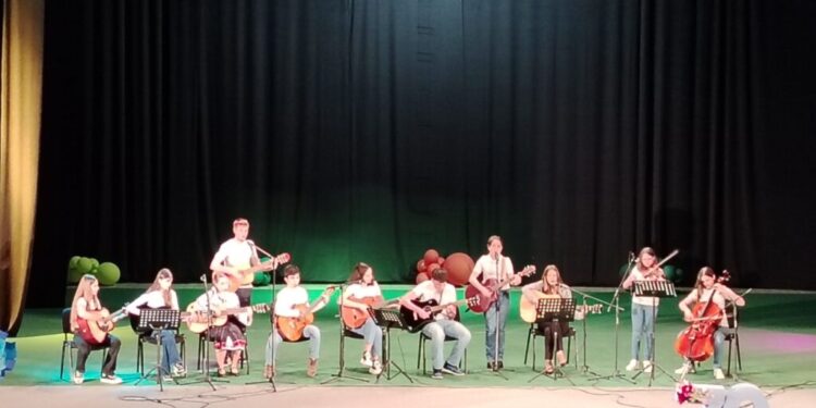 Palatul Copiilor Suceava, 70 de ani de existență. Manifestări dedicate aniversării, pînă în luna mai. Directorul Daniel Aneculăesei: Spectacolul ”Scena Copilăriei” a reunit mai bine de patru sute de părinți și trei sute și ceva de copii pe scenă și în sală