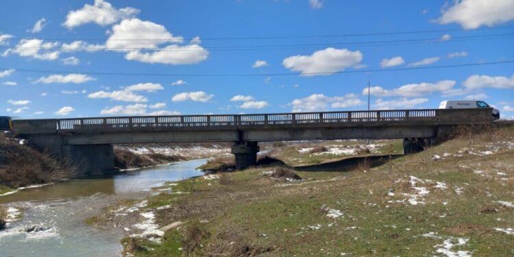 Lucrări la un pod de pe drumul național Suceava-Tîrgu Neamț. Podul de 40 de metri are peste 50 de ani vechime