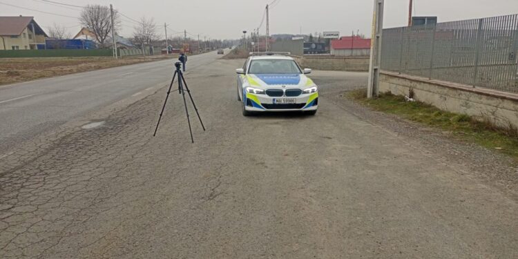 Mai mult de 80 de polițiști sînt prezenți, astăzi, pe drumurile din județul Suceava. Polițiștii acționează cu sistemul de monitorizare a traficului în zonele cu risc rutier